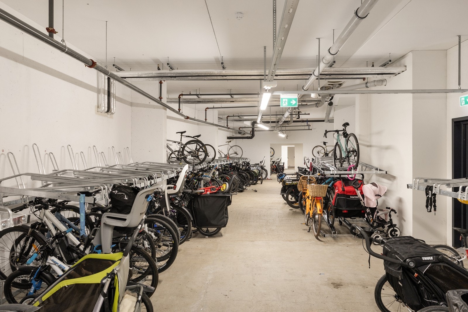 Felles sykkelparkering. Rundt eiendommen er det godt med sykkelveier. Tar du sykkelen fatt er det kun et kvarters tid til byen langs Akerselva med eget sykkelfelt i Frysjaveien og Kjelsåsveien. I motsatt retning kan du utforske Maridalens flotte natur. Galleribilde