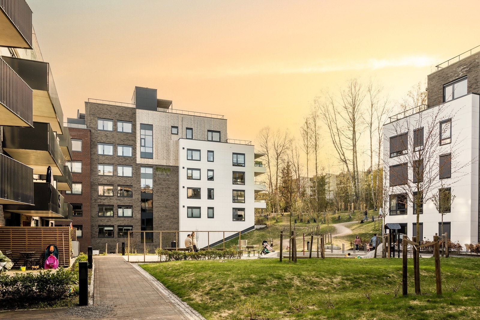 Her bor du i et svært barnevennlig område med flere barnehager og gode skolekretser i nabolaget. Området tilbyr svært gode oppvekstsvilkår for barn og unge. Kjelsås Idrettslag har et bredt tilbud til alle aldersgrupper. Galleribilde