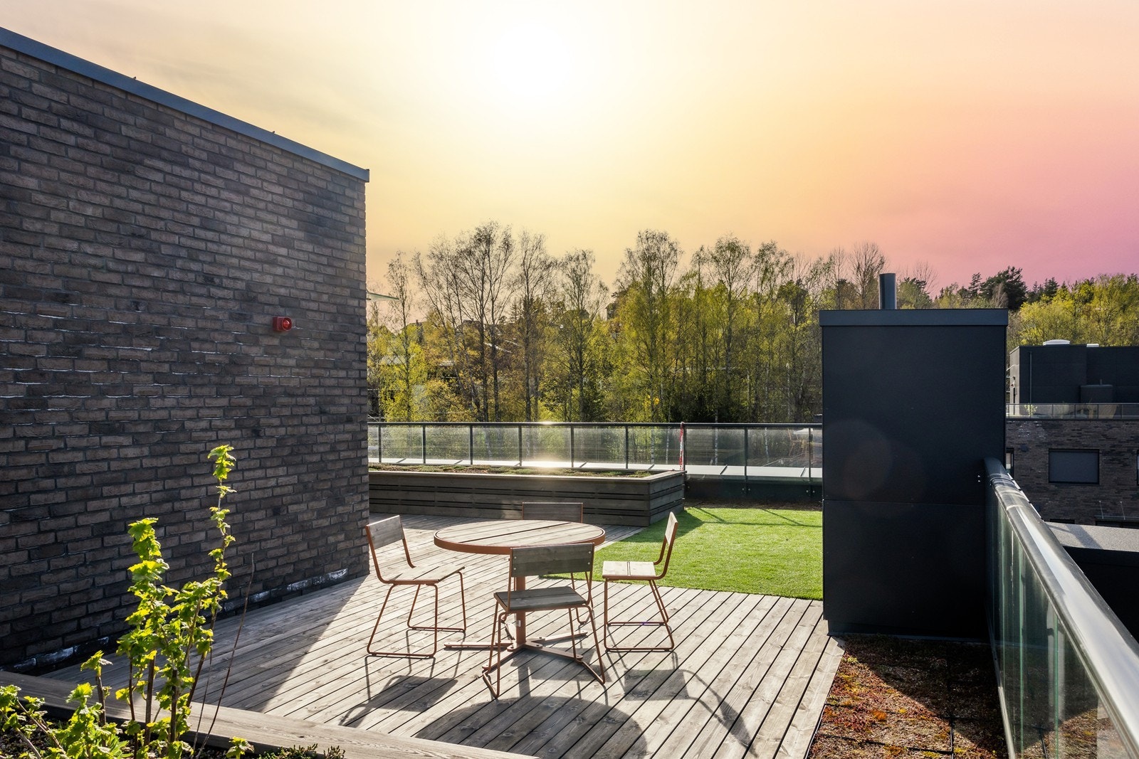 Store, solrike felles takterrasser som er perfekt på fine sommerdager. Her har du nydelig utsikt, og flere soner med beplantning og sittegrupper. Galleribilde