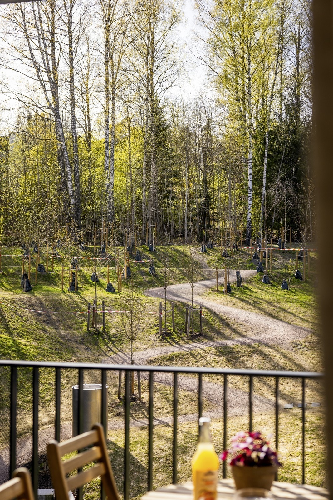 Leiligheten har god intern beliggenhet. Her bor du skjermet fra veien, og vendt ut mot skog og åpne fellesarealer. Galleribilde