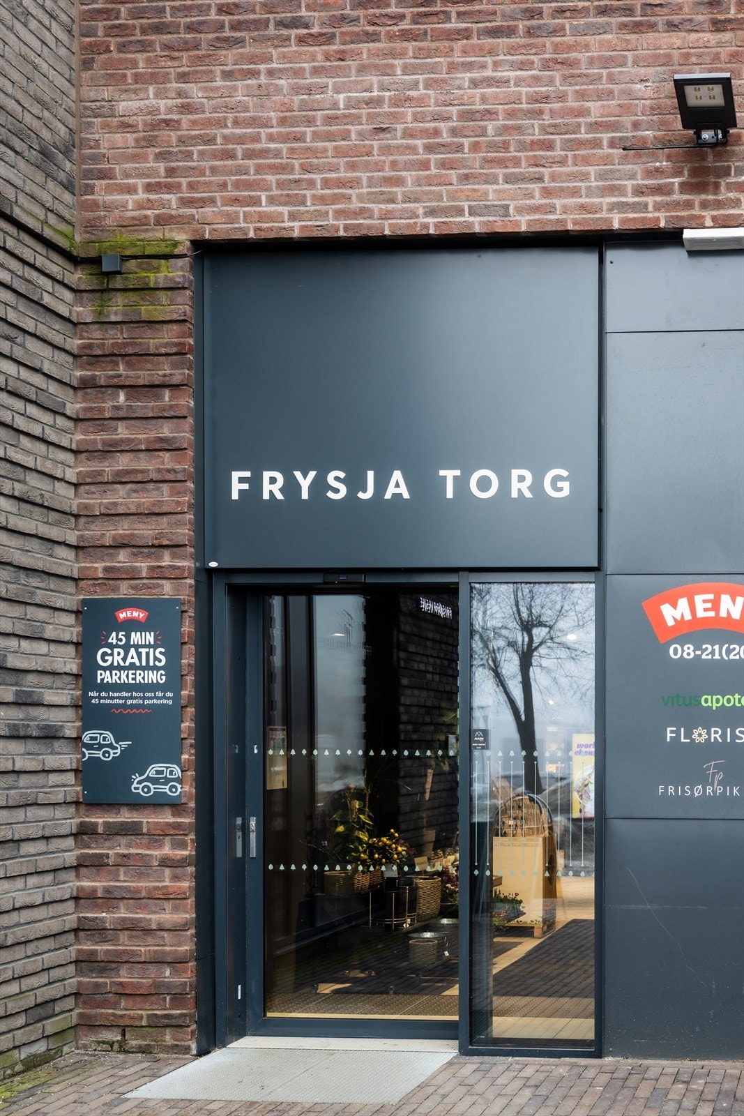 Gode muligheter for dagligvarehandel på Meny, Rema 1000, og søndagsåpne Joker, som alle ligger alle i umiddelbar nærhet fra boligen. I tillegg finner du også apotek, frisør, og blomsterforretning. Du kan gå tørrskodd til Meny via garasjen. Galleribilde