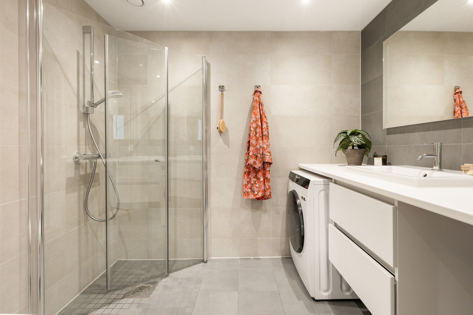 Moderne baderom 2 med opplegg for vaskemaskin. Galleribilde