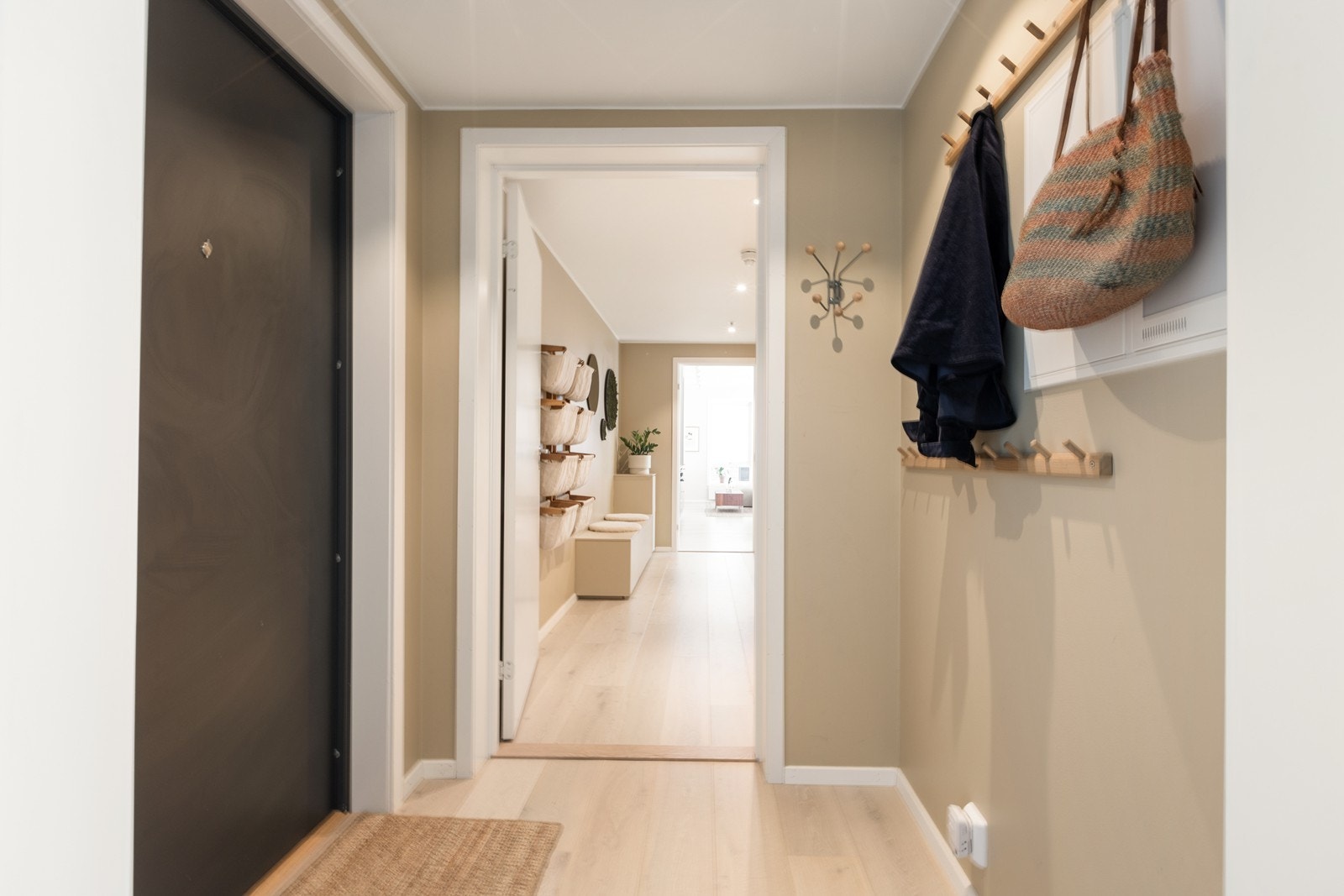 Entré med plass til å henge av seg yttertøy og sette fra seg sko. Galleribilde