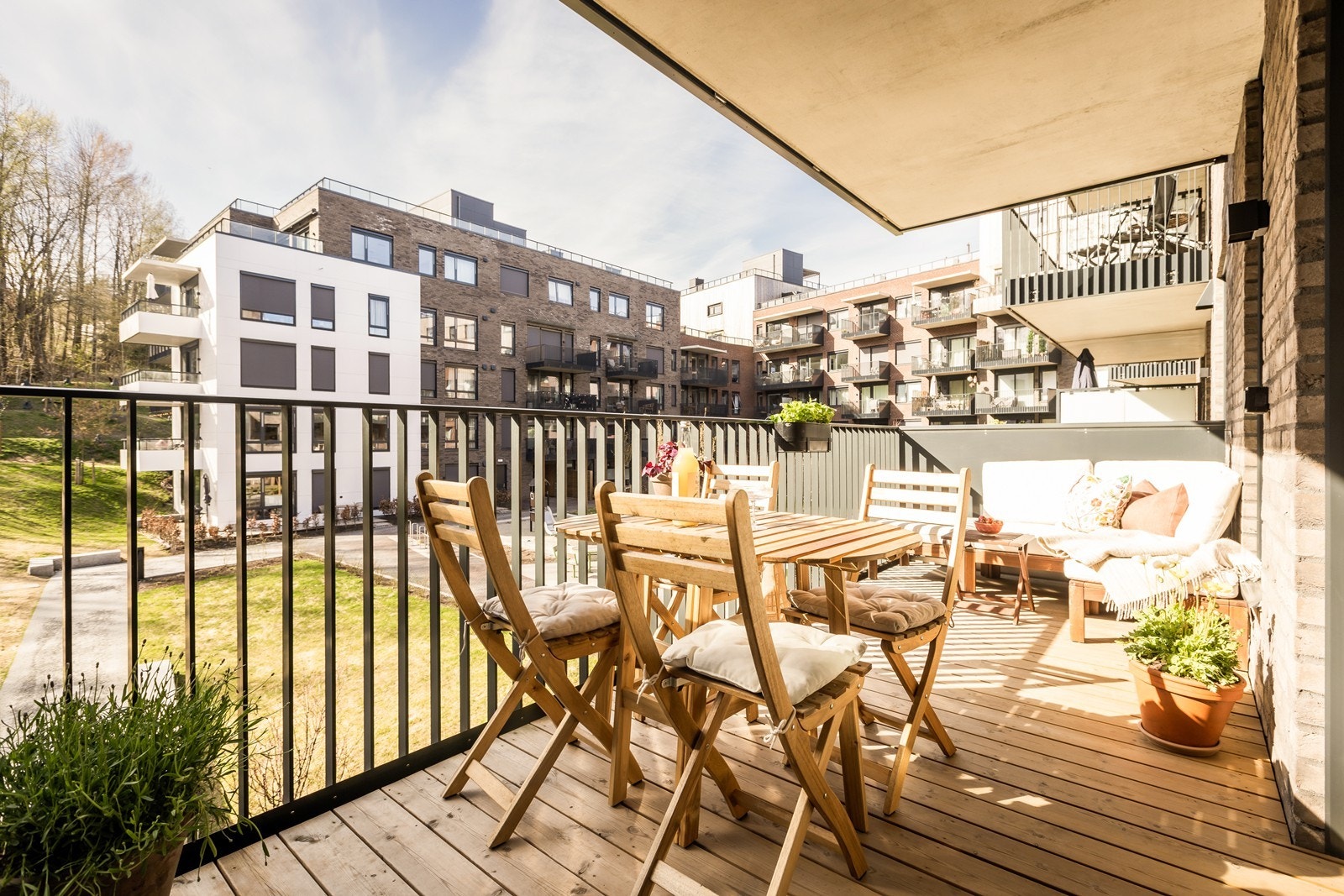 Vestvendt balkong på 11 kvm med ettermiddagssol. Boligen har to store balkonger. Galleribilde