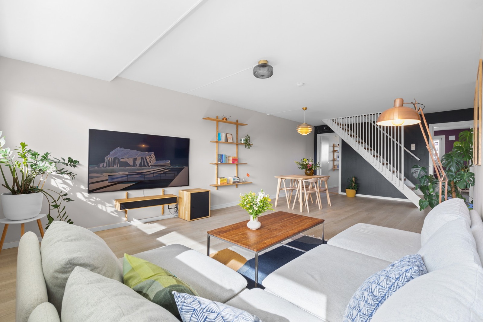 Stuen er romslig med gode møbleringsmuligheter for både sofagruppe og spiseplass Galleribilde