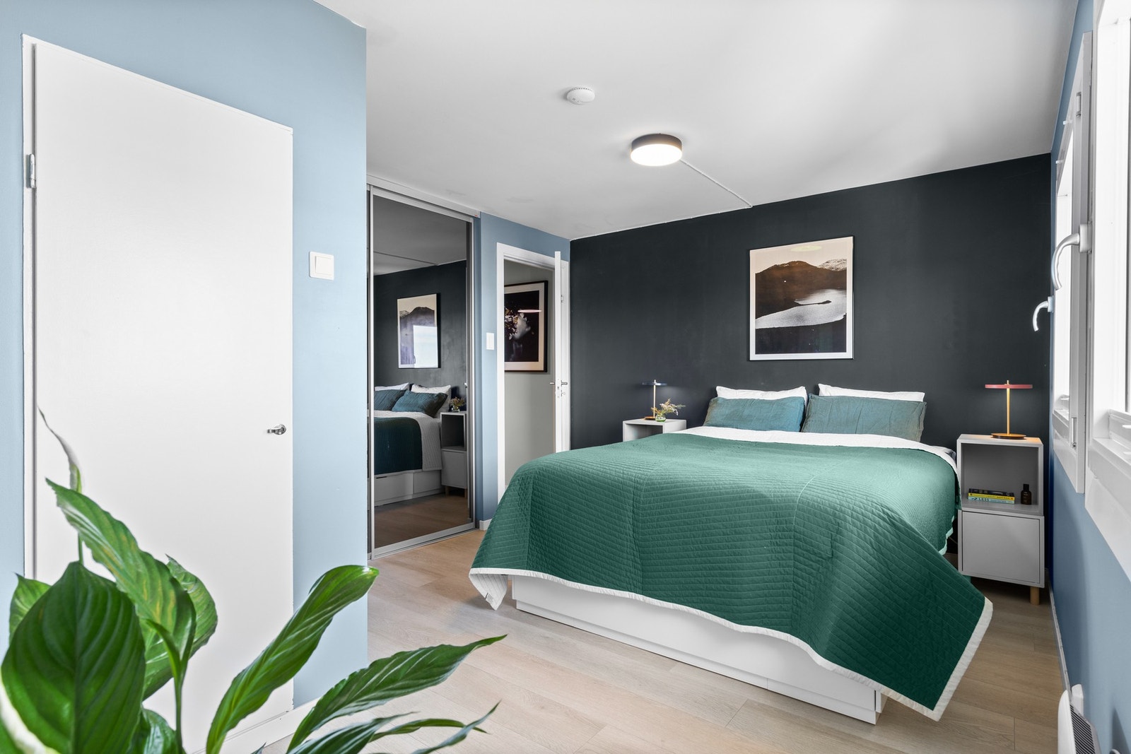 Romslig hovedsoverom med skyvedørsgarderobe og innvendig bod Galleribilde