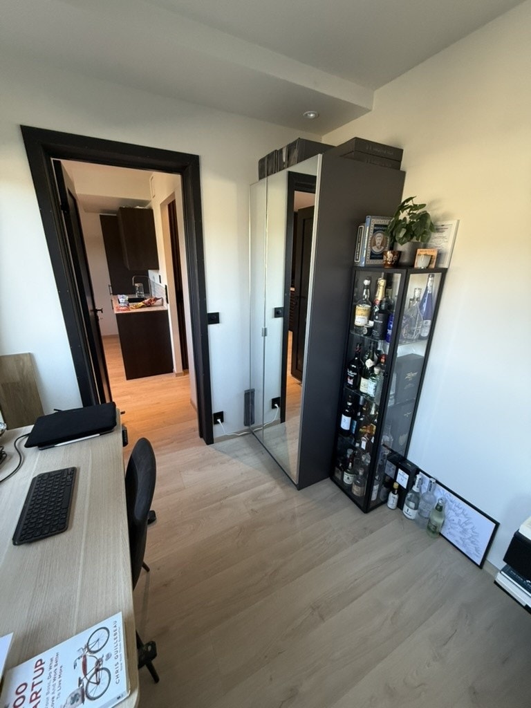 Skrivebord, vitrine- og klesskap Galleribilde
