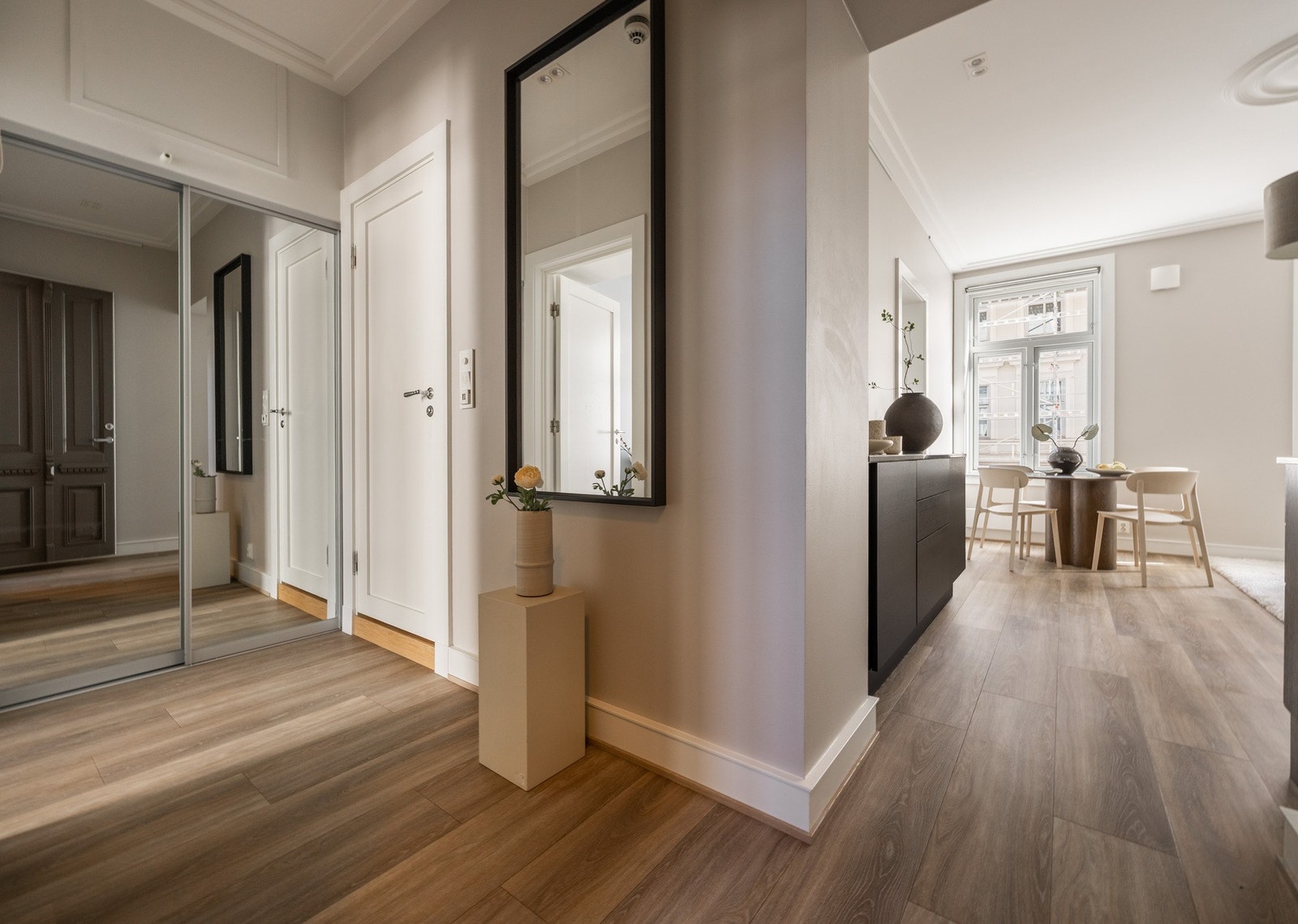 Pen entré med stort garderobeskap. Galleribilde