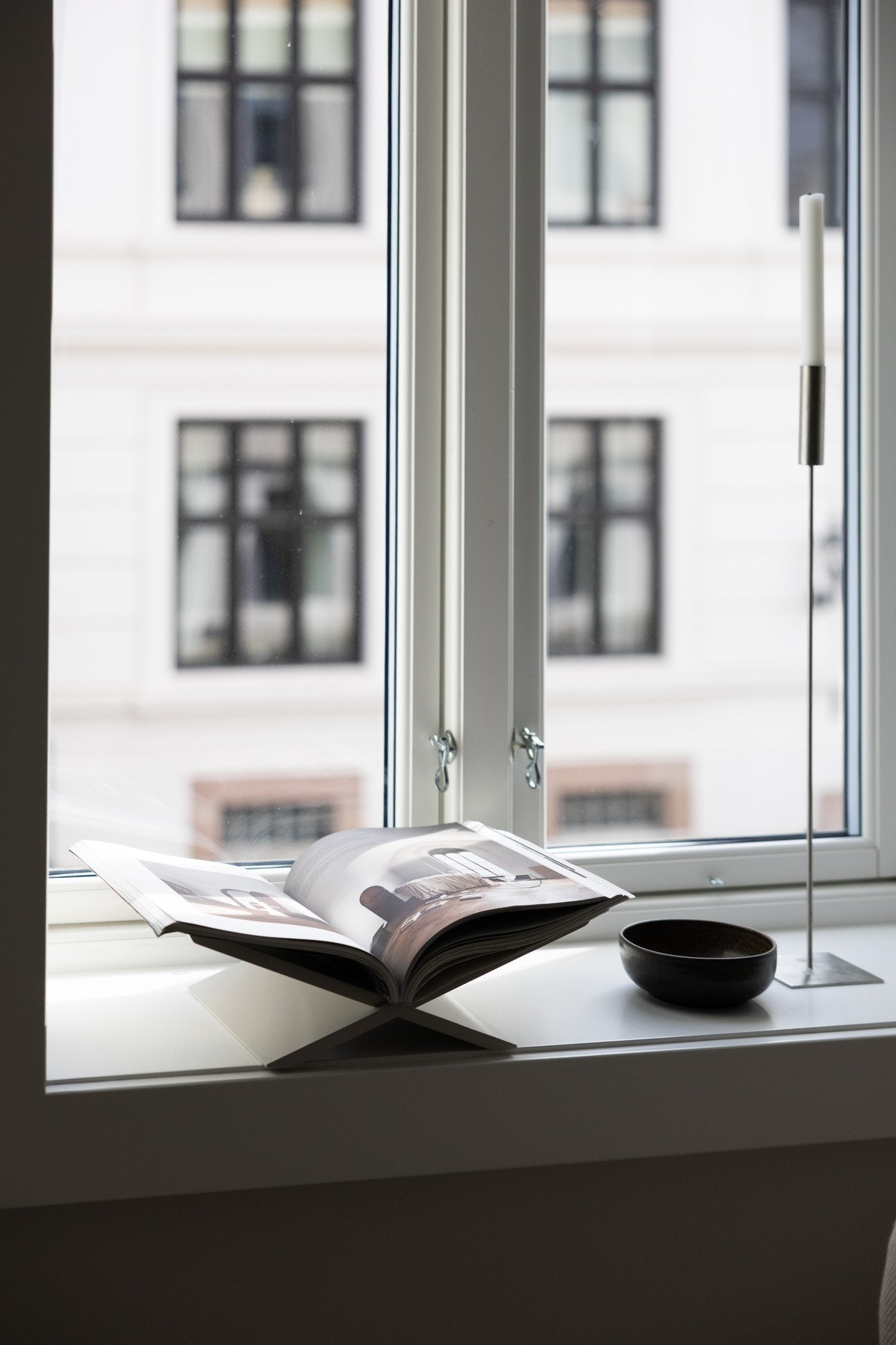 2-lags vinduer av energiglass støydempende egenskaper fra Løken Trevare. Videre er det godt lydisolert mellom alle leilighetene i gården ifm. oppussingen. Galleribilde