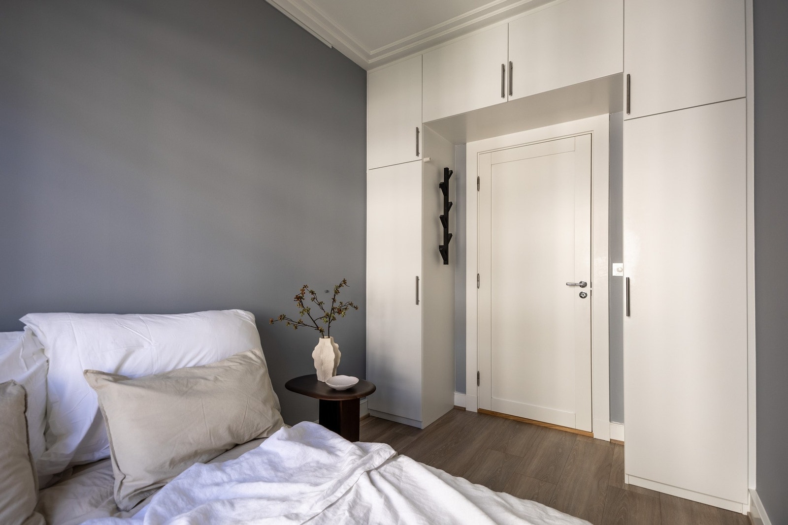 Godt med oppbevaring i plassbygd garderobeskap. Galleribilde