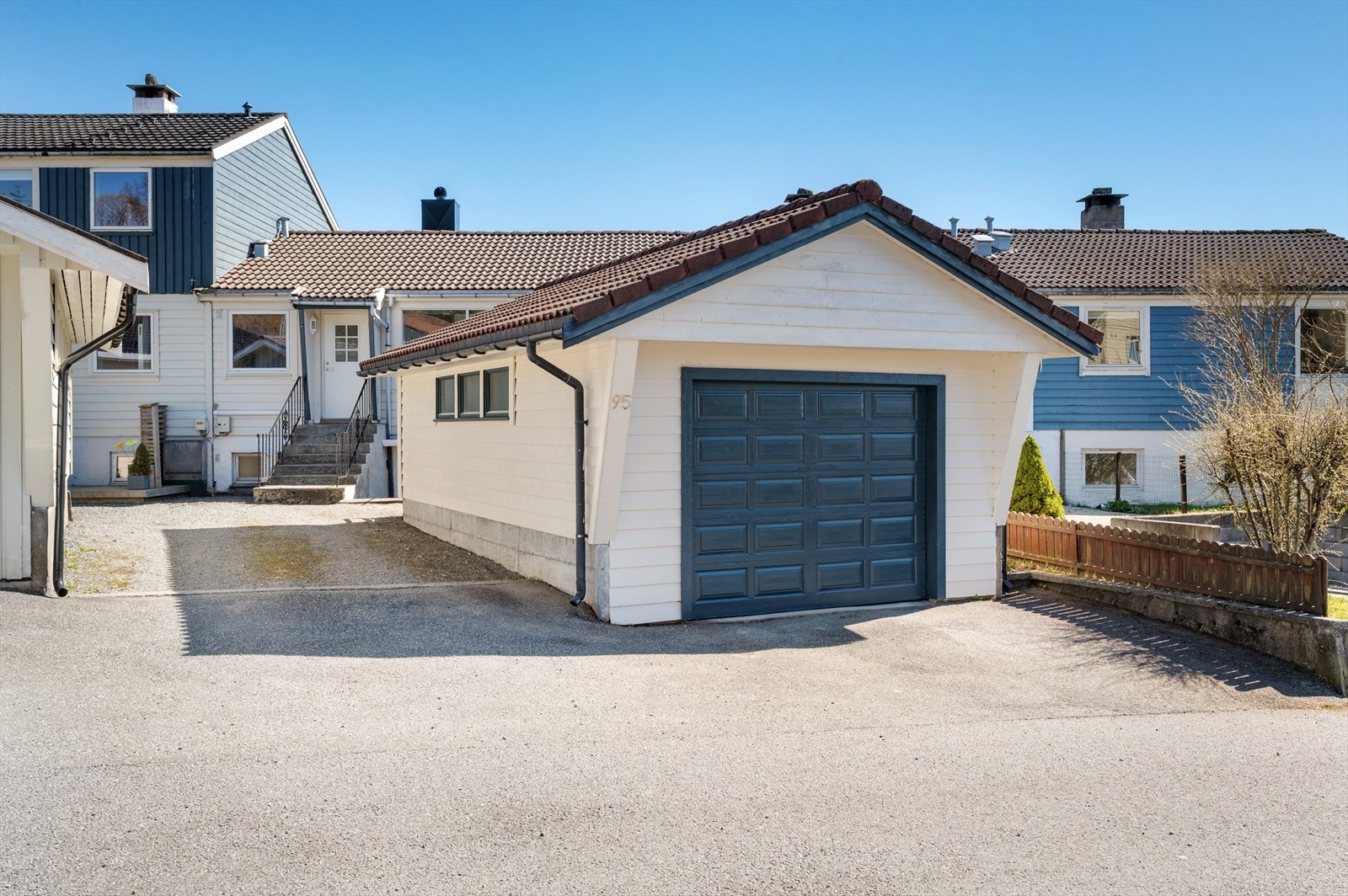 Gode parkeringsmuligheter med plass både i garasje og utenfor garasjen. Selger opplyser om mulighet for installasjon av elbillader i garasjen Galleribilde