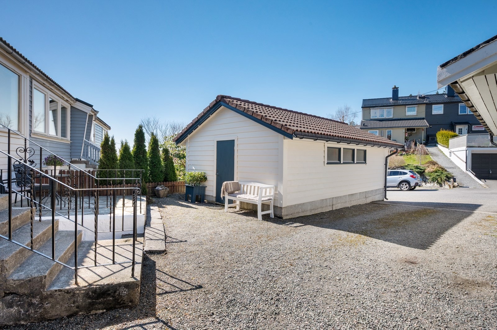 Egen garasje fra 1997 og måler 27 m². Galleribilde