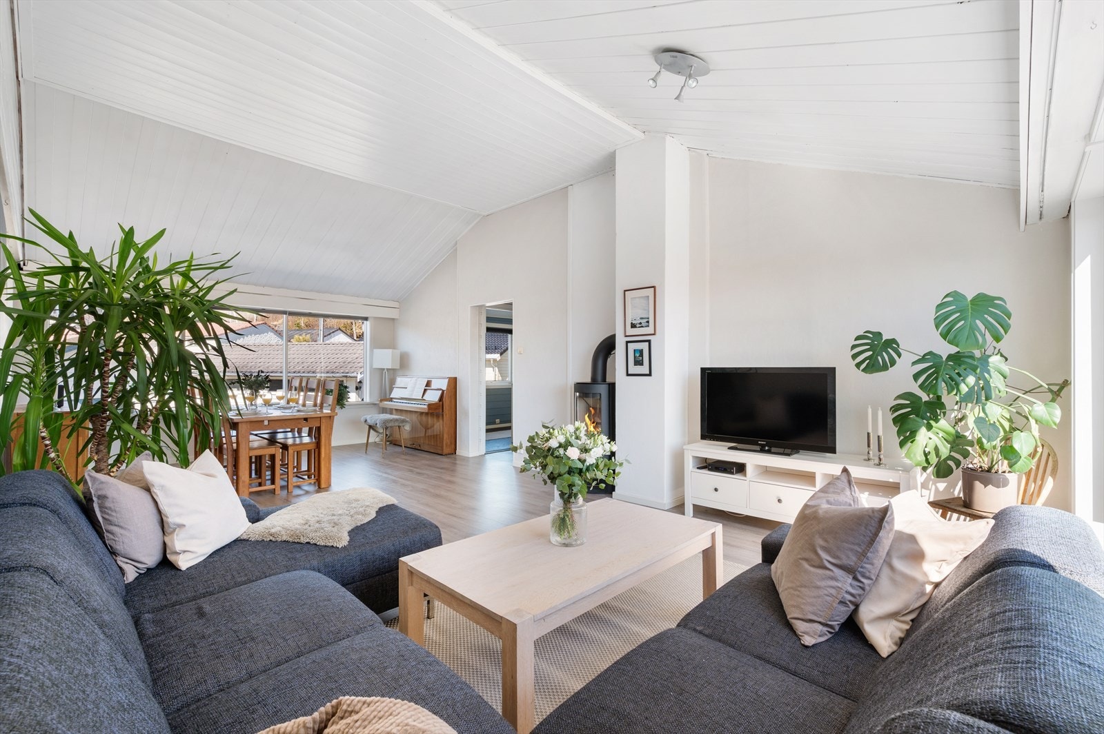 En innholdsrik familiebolig i endegaten med balkong, naturskjønn utsikt, stor hage og egen garasje Galleribilde