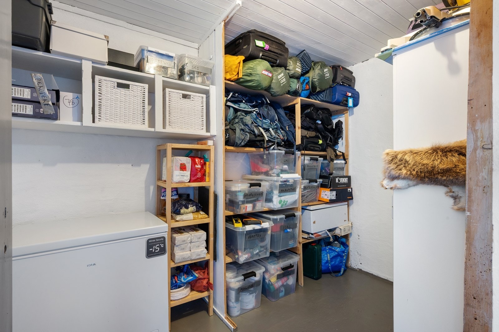 Romslig og tørr bod med mye oppbevaringsplass - en ekstra kvalitet ved boligen. Galleribilde
