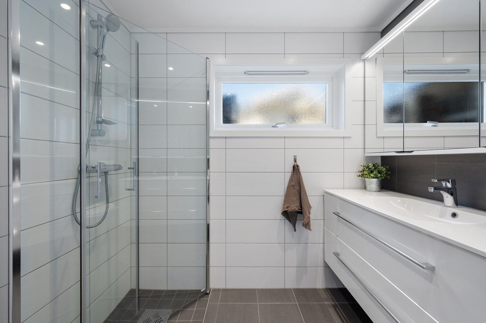 Bad og toalettrom fremstår med moderne standard etter totalrenovering i 2016 Galleribilde