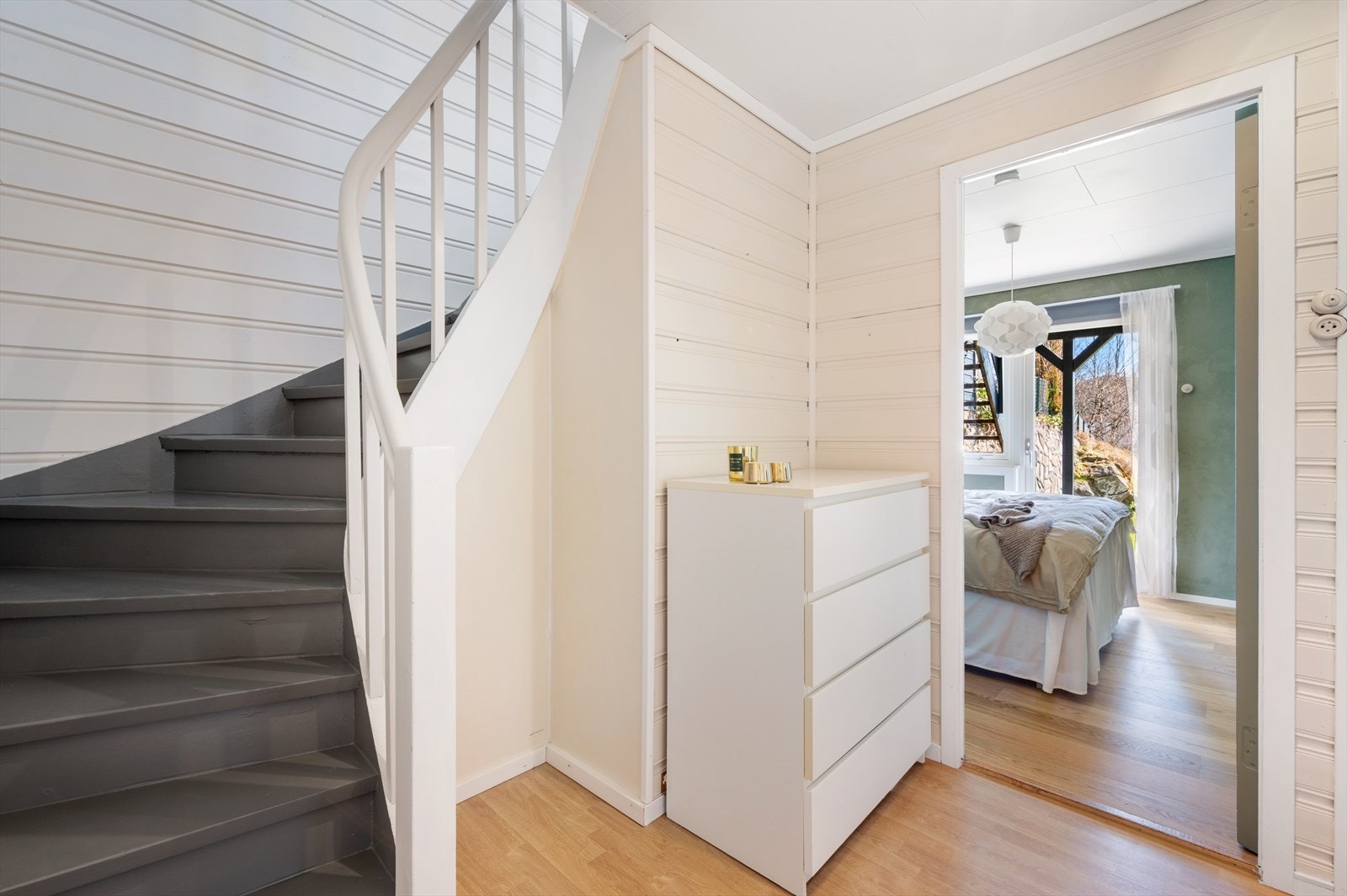 Gangen i etasjen er romslig på 10,7 m², og har tilkomst til alle rom i etasjen. Galleribilde