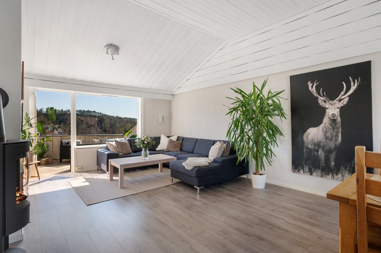 Rekkehuset er malt i tidsrike farger og har en funksjonell planløsning med store oppholdsrom - Her kan man enkelt sette sitt eget preg Galleribilde
