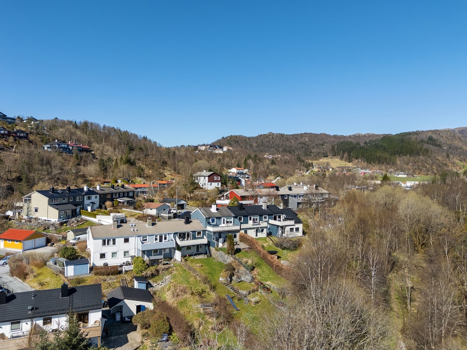 Det er gangavstand til flere skoler og barnehager, og kort vei til busstopp Galleribilde