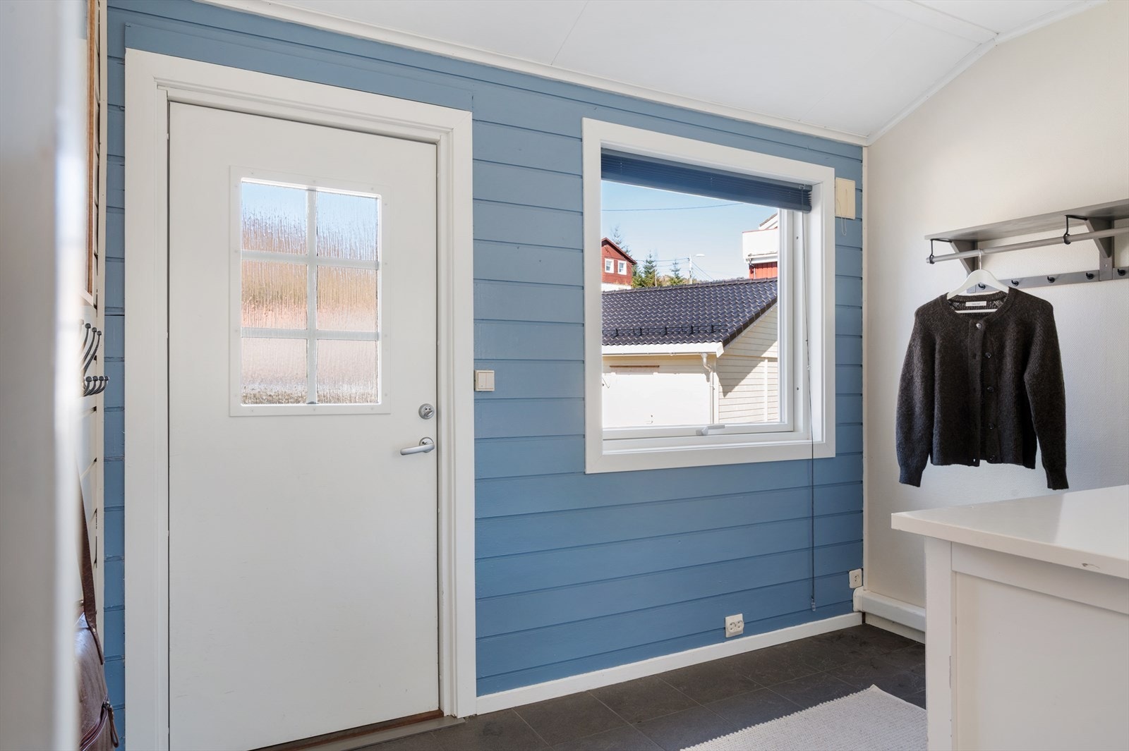Entréen er fliselagt og måler 6,4 m² - Her har du god plass til oppbevaring av yttertøy Galleribilde