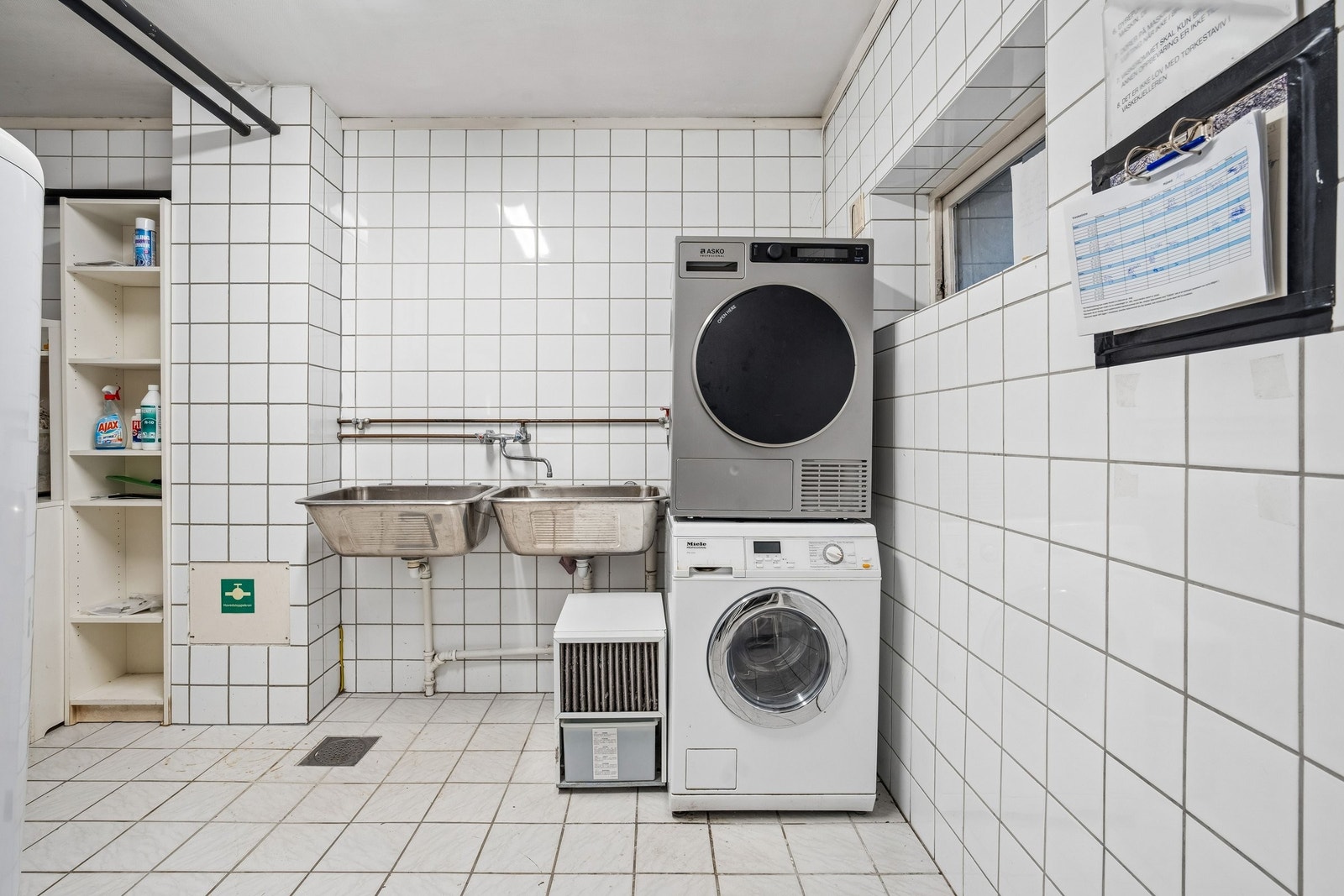 Lyst og rent fellesvaskeri i kjeller. Galleribilde