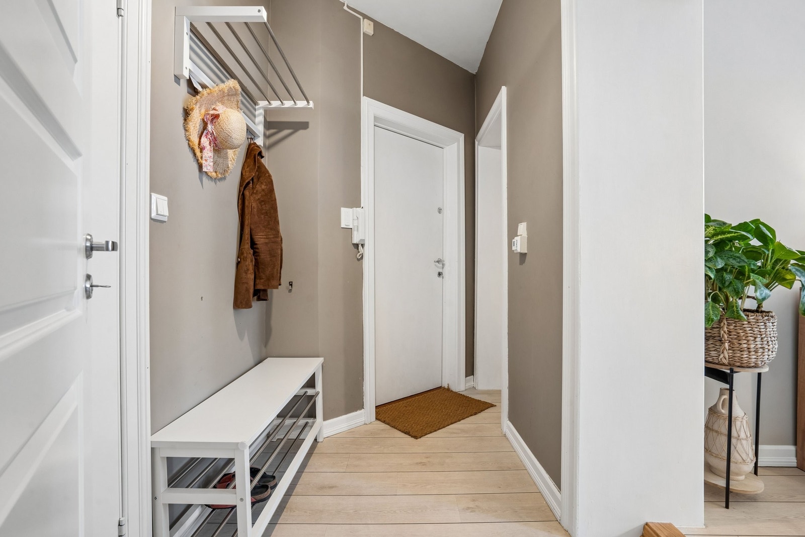 Entréen er romslig, og du får bra med plass til oppheng av yttertøy og plassering av sko. Galleribilde