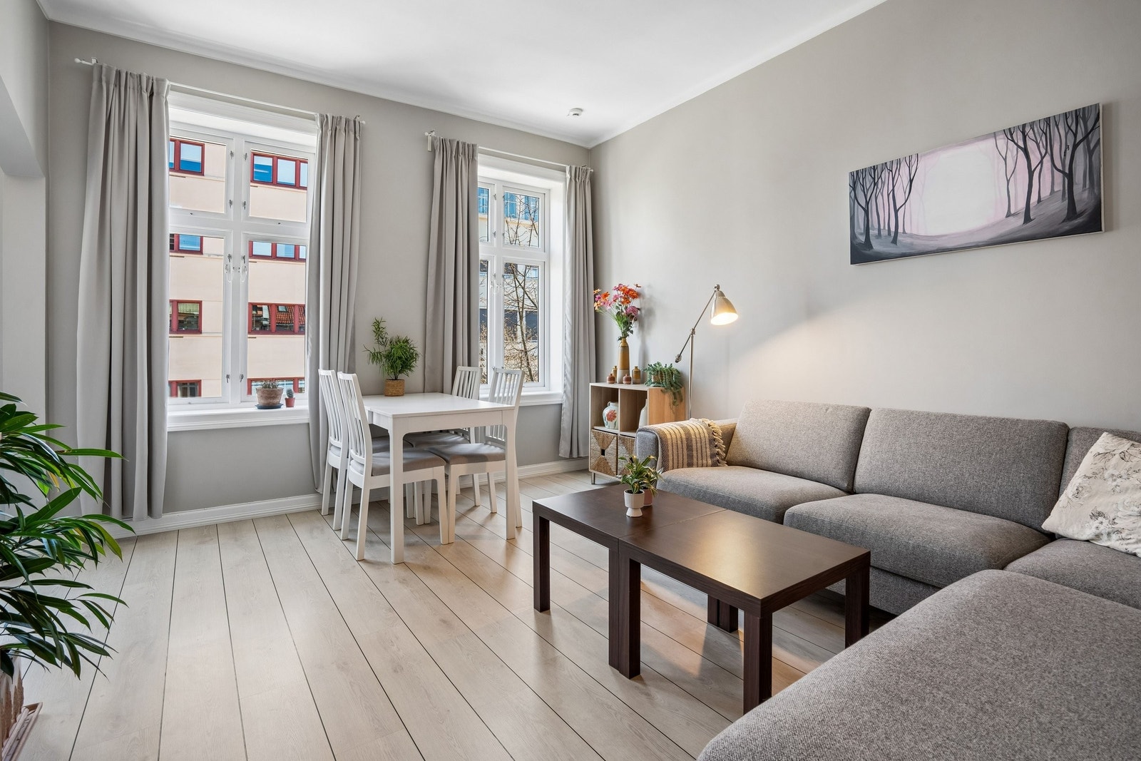 I dag er stuen innredet med spiseplass og en stor sofahjørne. De store vinduene slipper in mengder med dagslys. Galleribilde