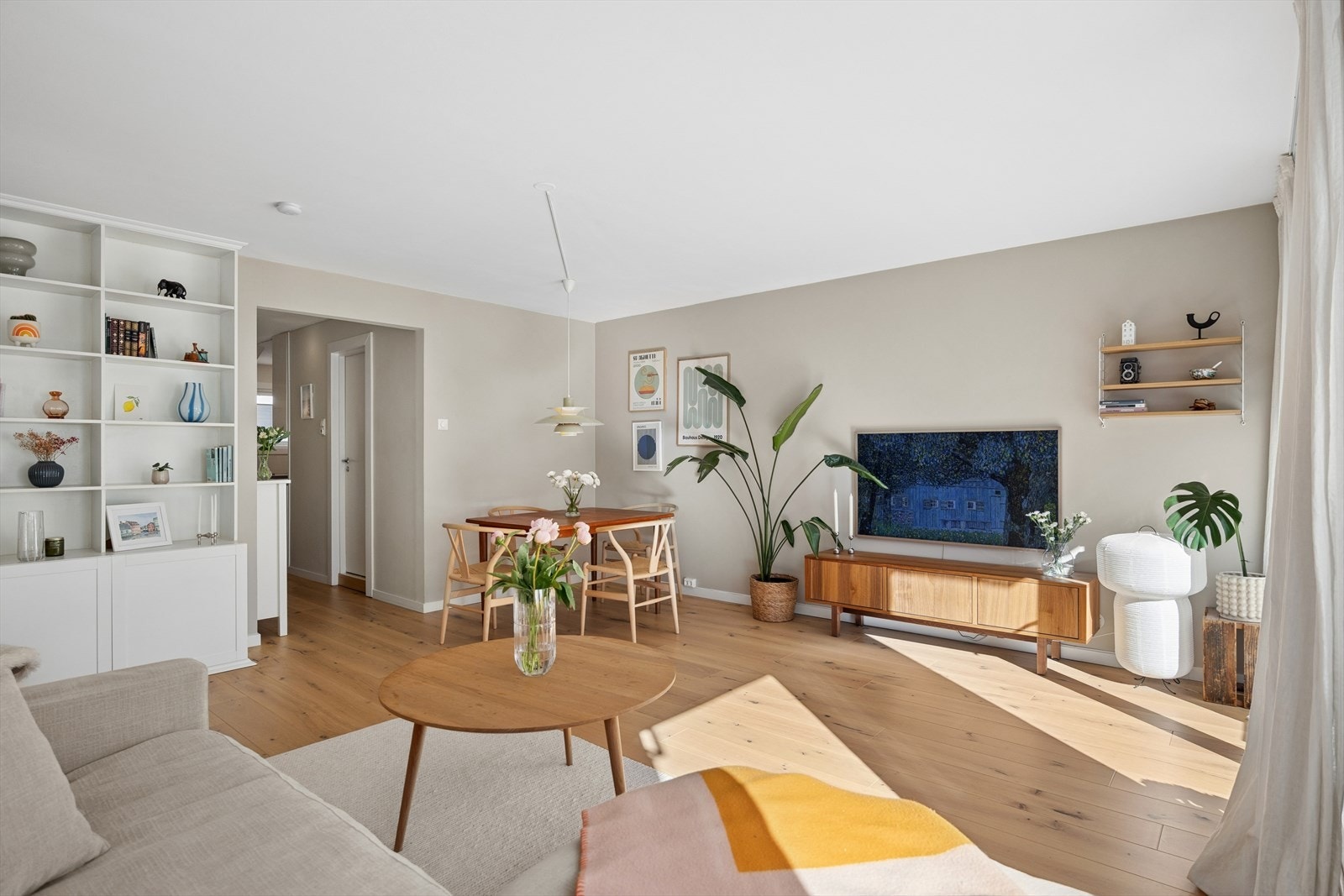 Stuen nyter godt av rikelig sollys som strømmer inn og skaper en lys og behagelig atmosfære i hele boligen. Galleribilde
