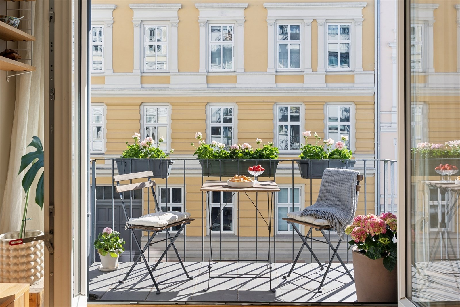 Fra balkongen, som vender ut mot en rolig enveiskjørt gate, kan morgenkaffen nytes i skjermede og behagelige omgivelser. Galleribilde