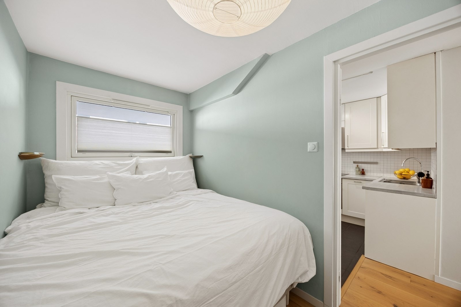 Nåværende eier har innredet soverommet med en 180 cm seng, noe som vitner om god plass til dobbeltseng. Galleribilde