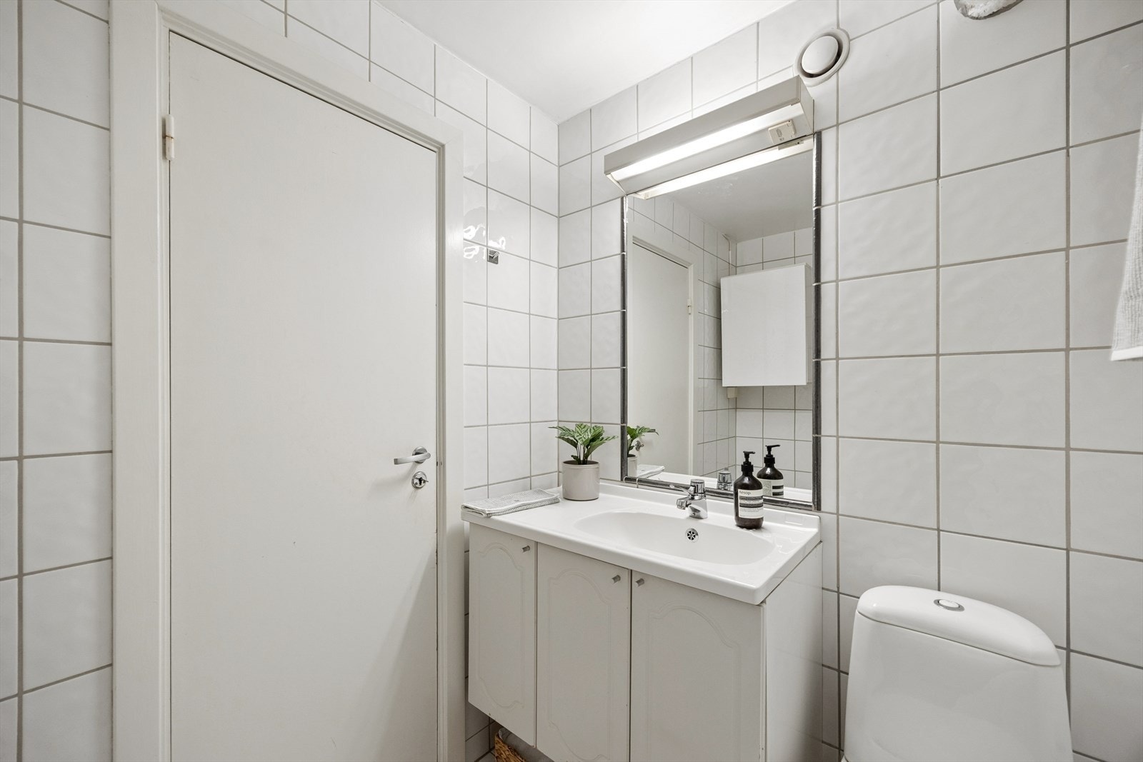 Flislagt bad med praktiske og funksjonelle løsninger. Badet fremstår med en godt utnyttet planløsning. Galleribilde