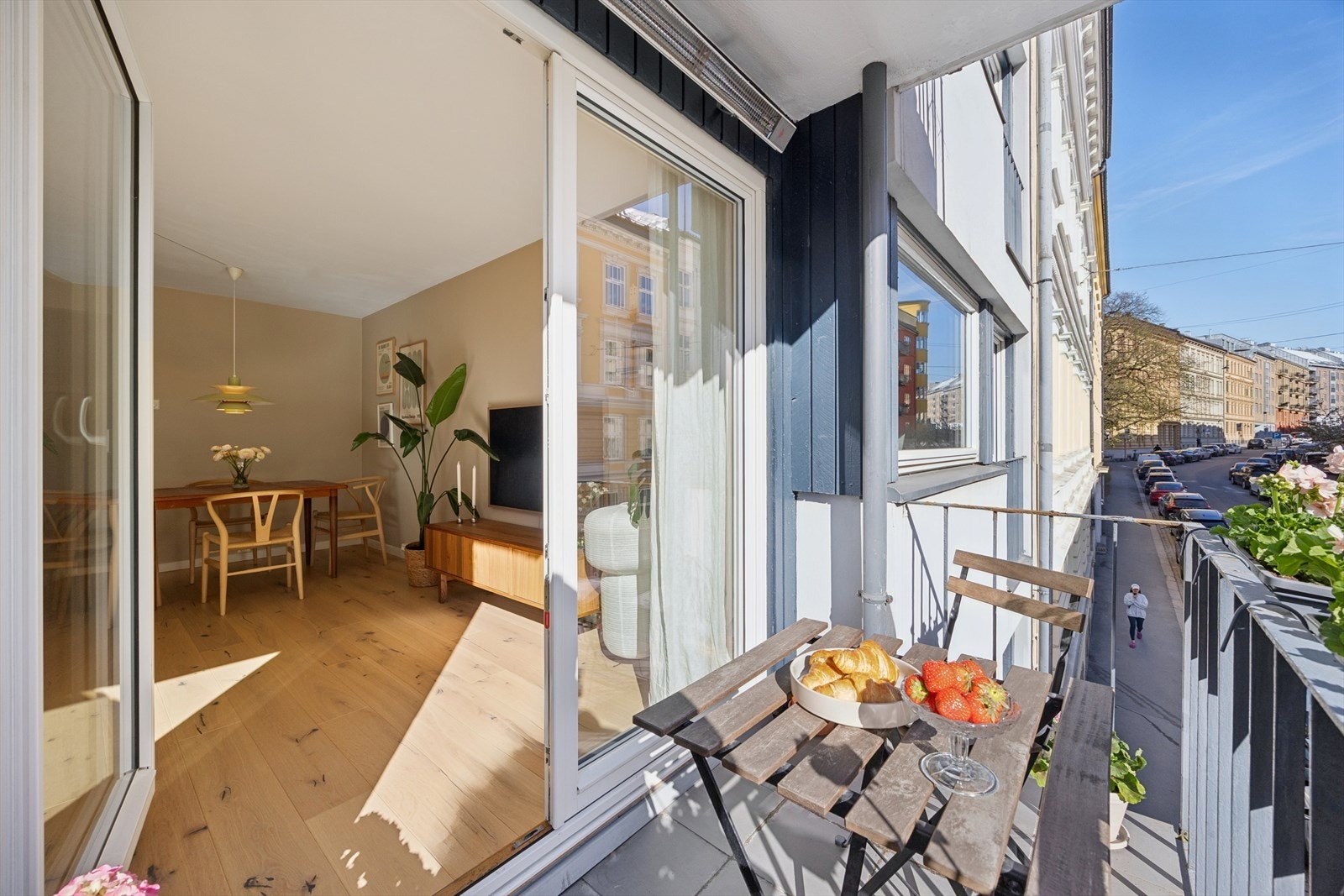Balkongen fungerer som en naturlig forlengelse av stuen, og har god plass til enkel møblering. Galleribilde