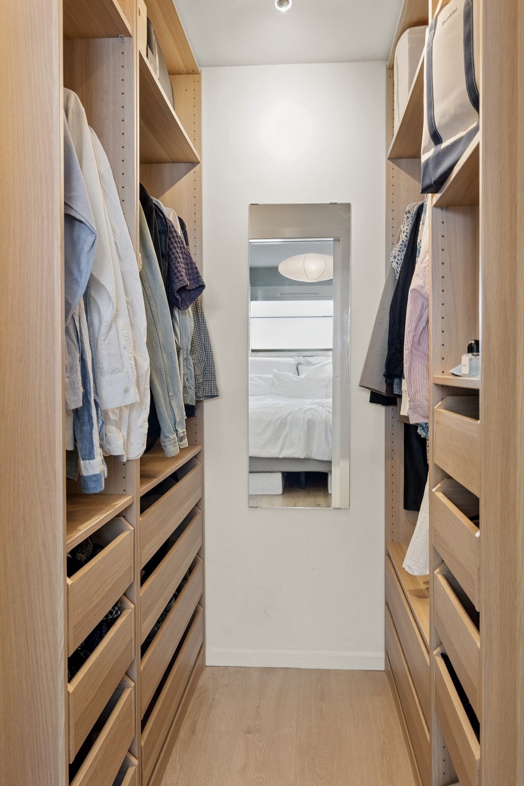 Praktisk walk-in closet med gode oppbevaringsmuligheter og smart utnyttelse av plassen. Galleribilde