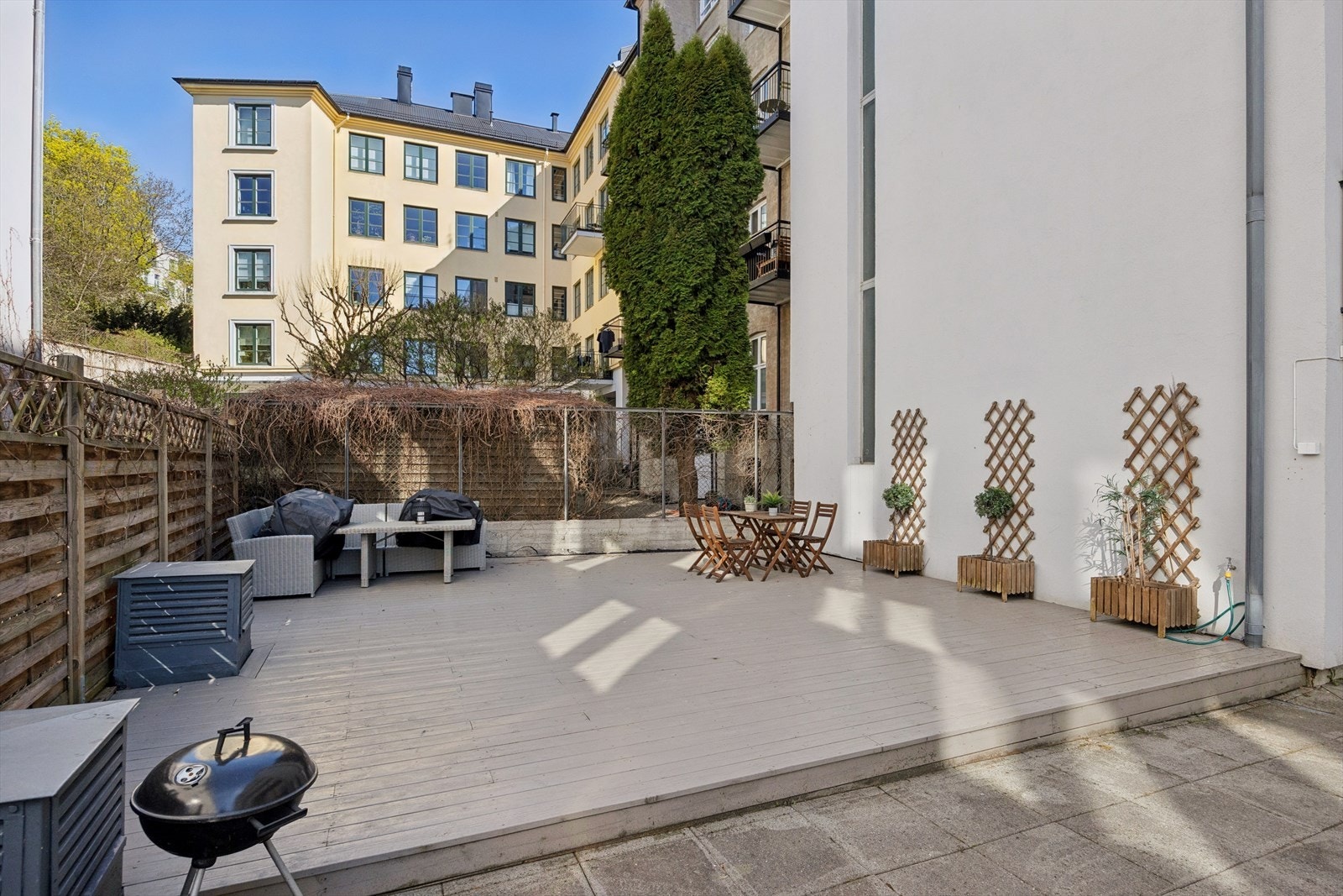 Sameiet har de senere årene gjort tiltak for å oppgradere bakgården og fellesområdene, med mål om å skape et mer innbydende og trivelig miljø for beboerne. Galleribilde