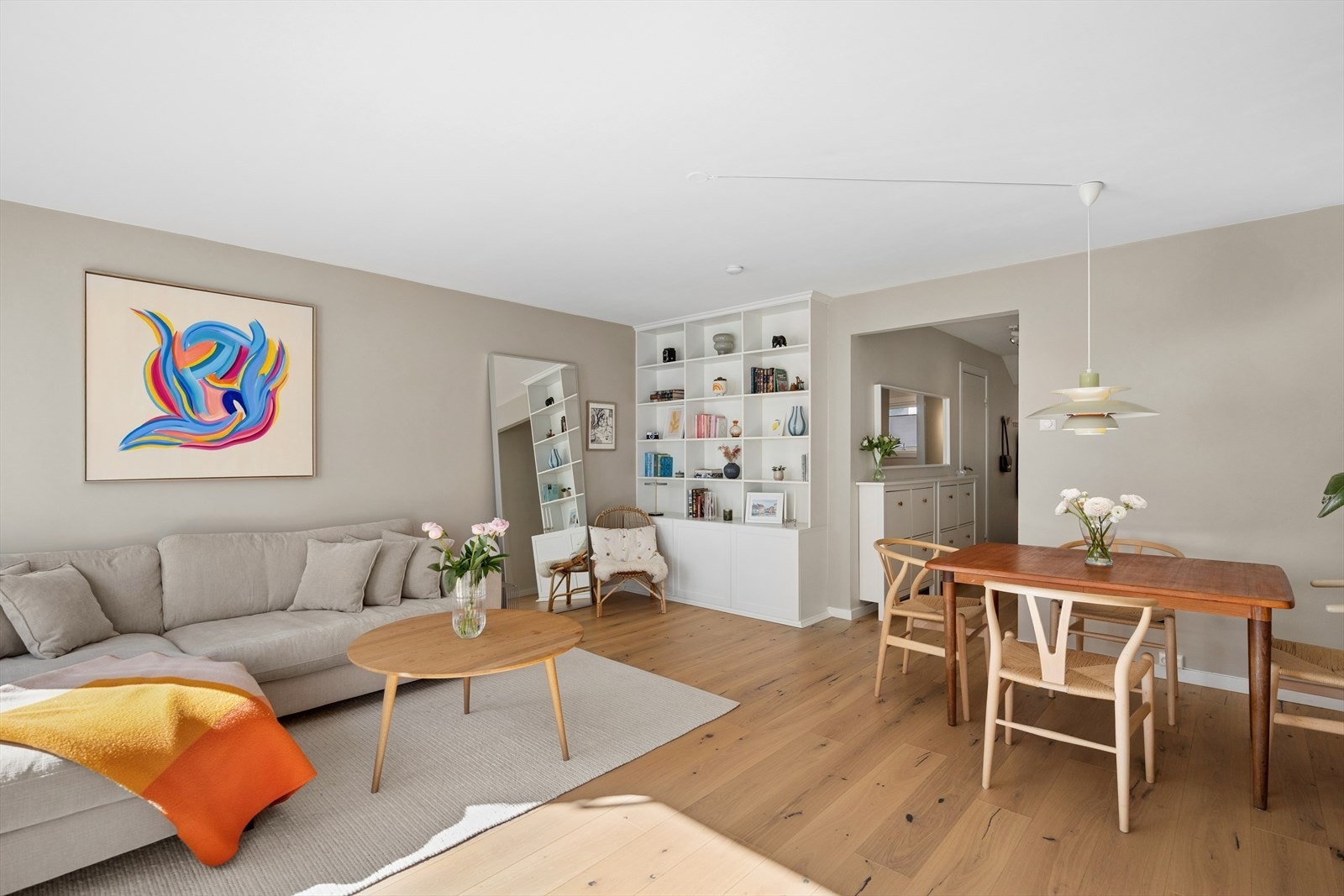 Stor, luftig stue med fleksible møbleringsmuligheter og god plass til både sofa- og spisegruppe. Galleribilde