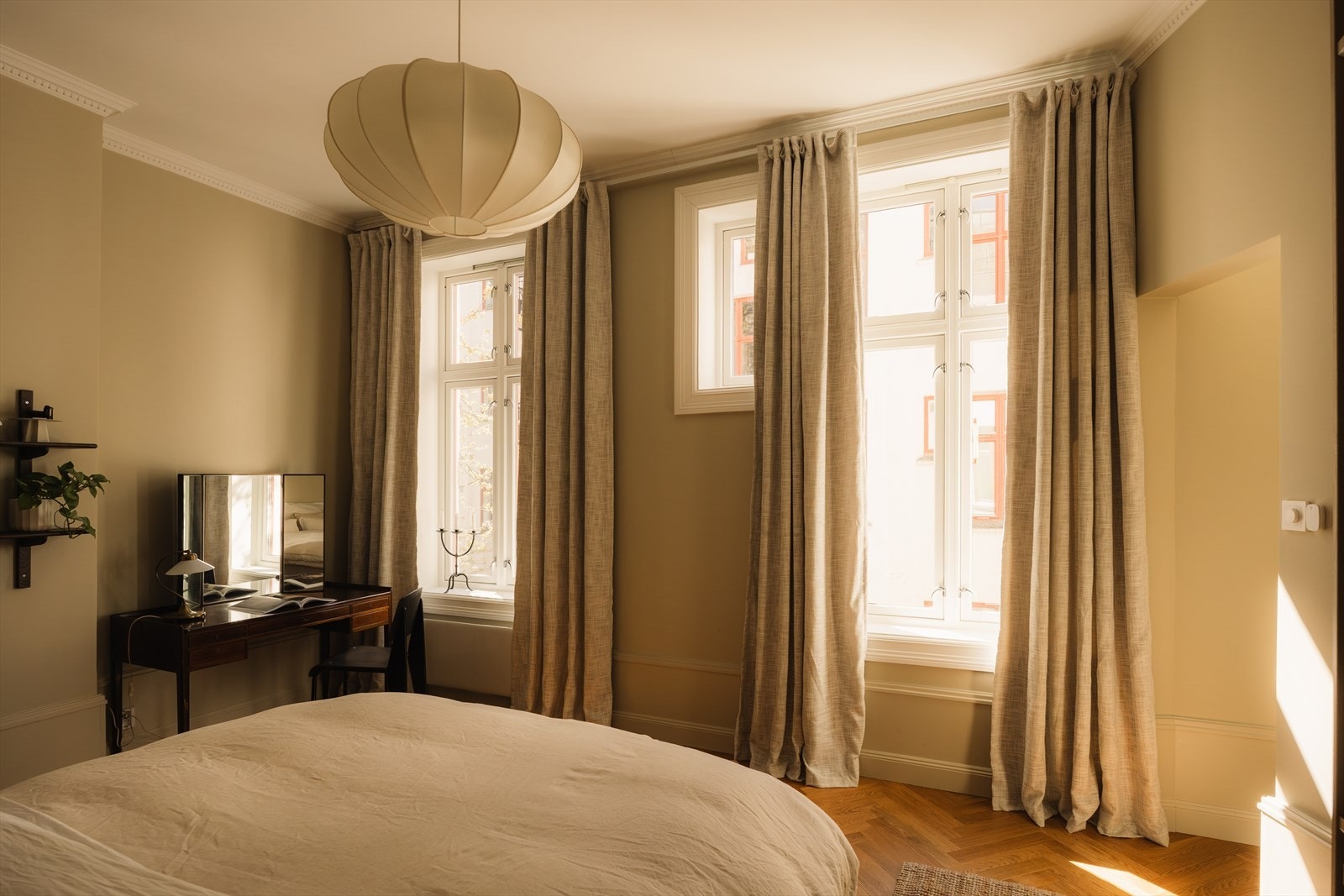 Soverommet vender i sin helhet inn mot stille og rolig bakgård Galleribilde