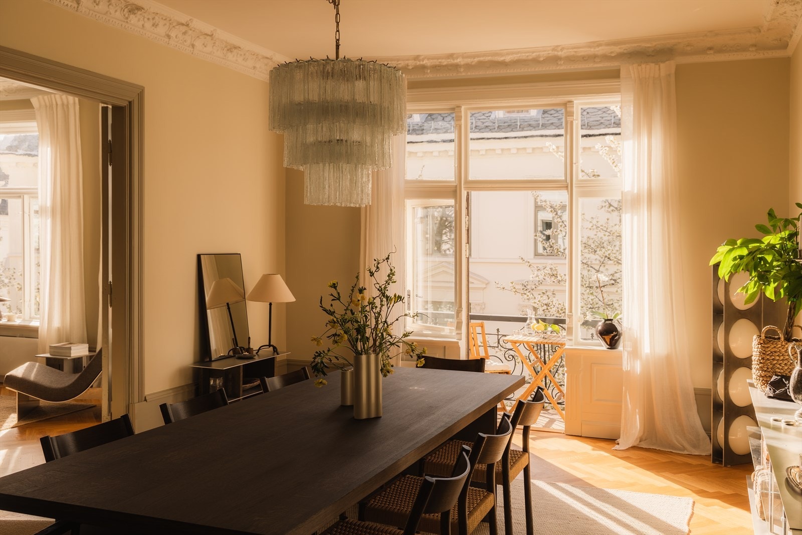 En klassisk drømmeleilighet med høy standard og særegne detaljer. Her ligger alt til rette for å leve det gode liv sentralt på St. Hanshaugen med parken som nærmeste nabo! Galleribilde