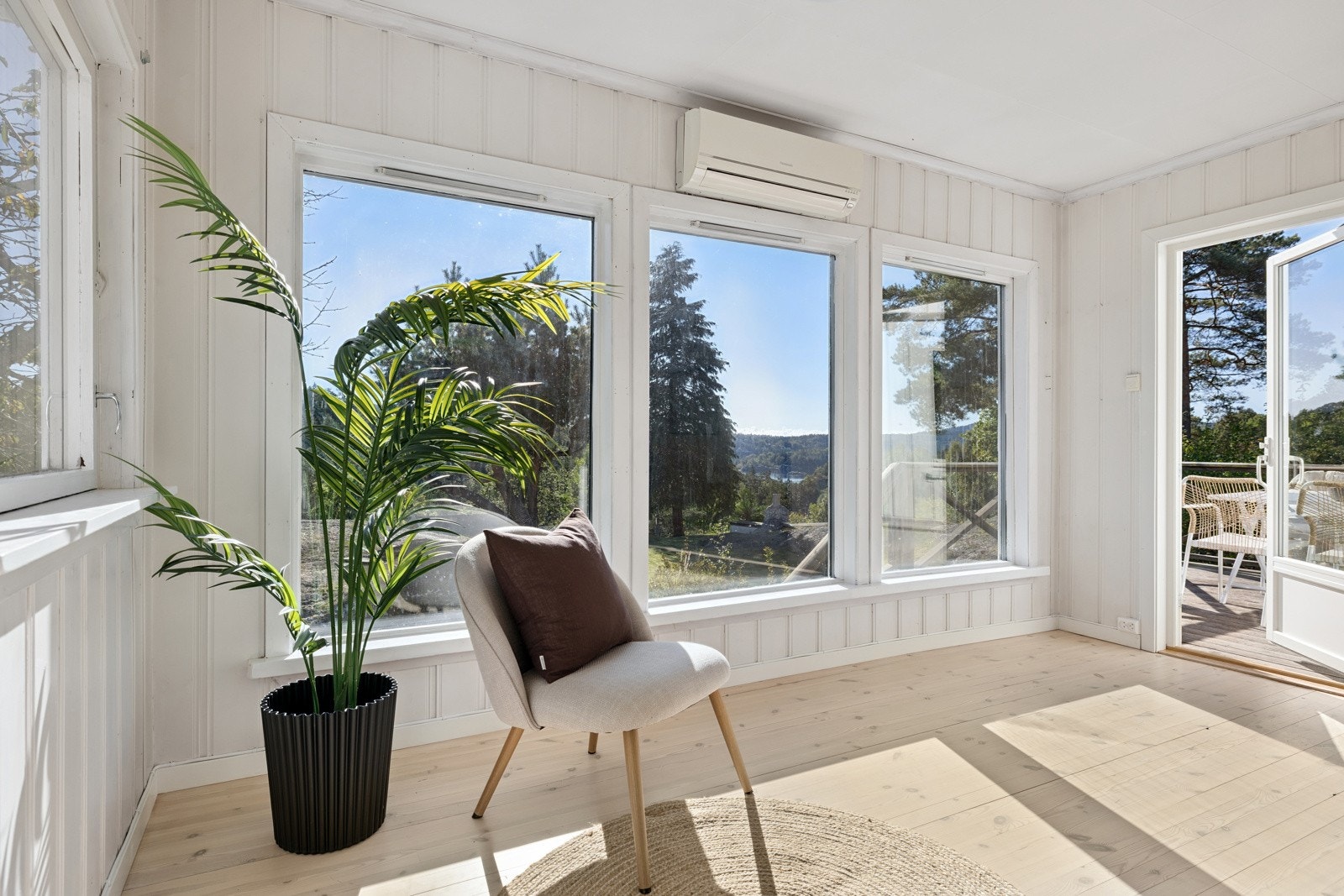 Stue - Utgang til terrasse og hage Galleribilde