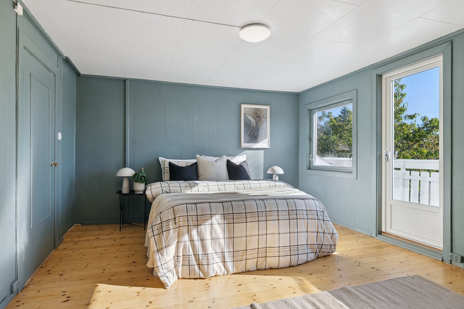 Loftsrommet er åpent, med soverom i den ene delen og peisestue i den andre. Rommet kan enkelt deles med lettvegg. Det er i tillegg ett til soverom i loftsetasjen. Galleribilde