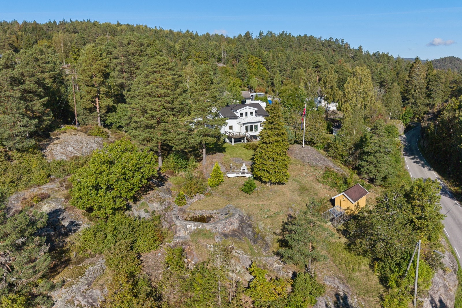 Stor enebolig med generasjonsdel, solrike uteplasser og utviklingsmuligheter. Attraktiv beliggenhet på Helle ved Kragerø. Galleribilde