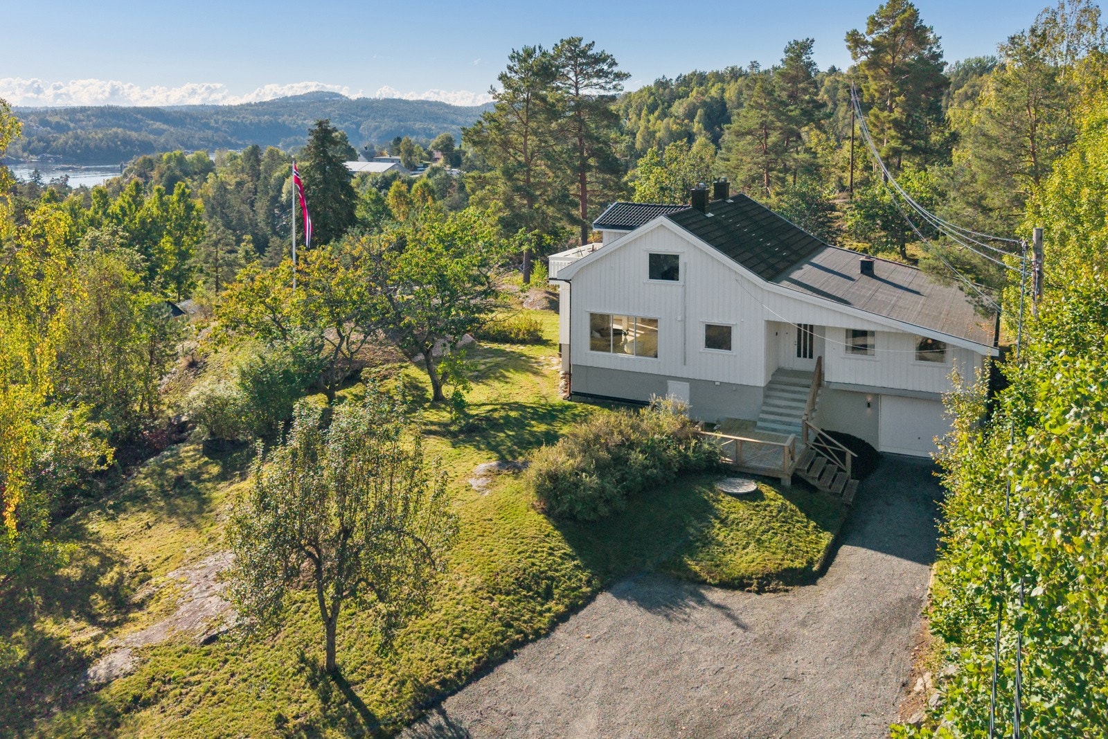 Stor enebolig med generasjonsdel, solrike uteplasser og utviklingsmuligheter. Attraktiv beliggenhet på Helle ved Kragerø. Galleribilde