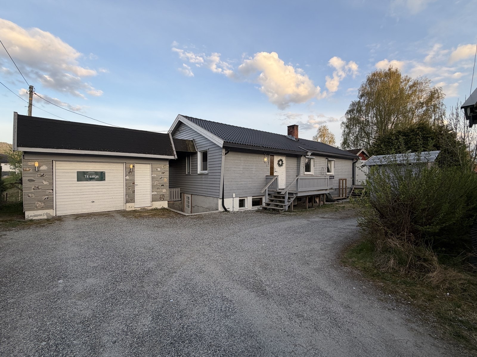 Tomten er 787 kvm og er pent opparbeidet med plen, beplantninger, dam og gruset gårdsplass. Galleribilde
