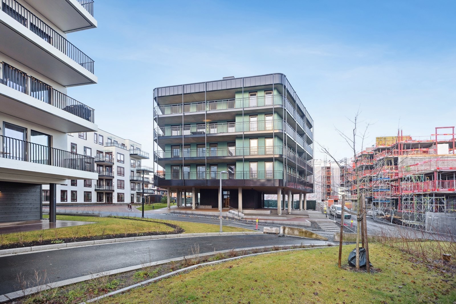 Vestvendt fasade inngangsparti og veranda. Galleribilde