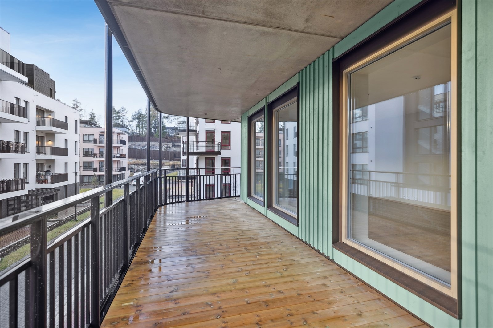 Stor overbygget sydvendt veranda på ca. 43 m². Galleribilde