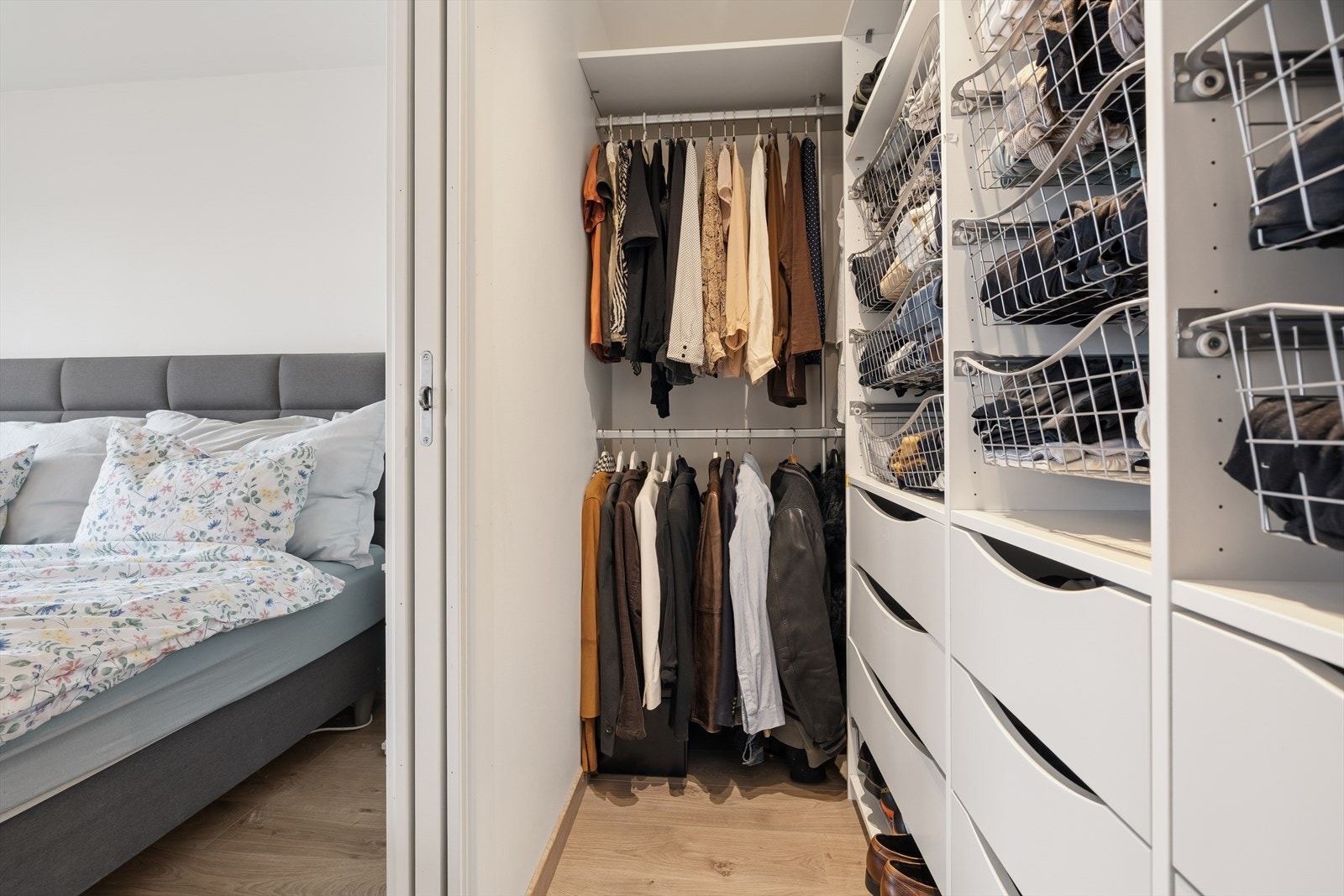Hovedsoverommet er for øvrig utstyrt med eget walk-in-closet med god lagringsplass. Galleribilde