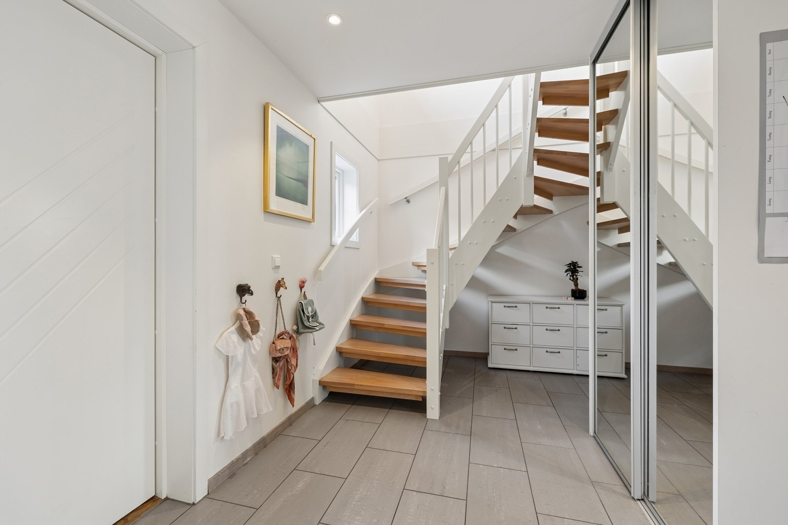Du ønskes velkommen inn til boligens hovedetasje og en romslig, flislagt hall med behagelig varme i gulvet. Galleribilde