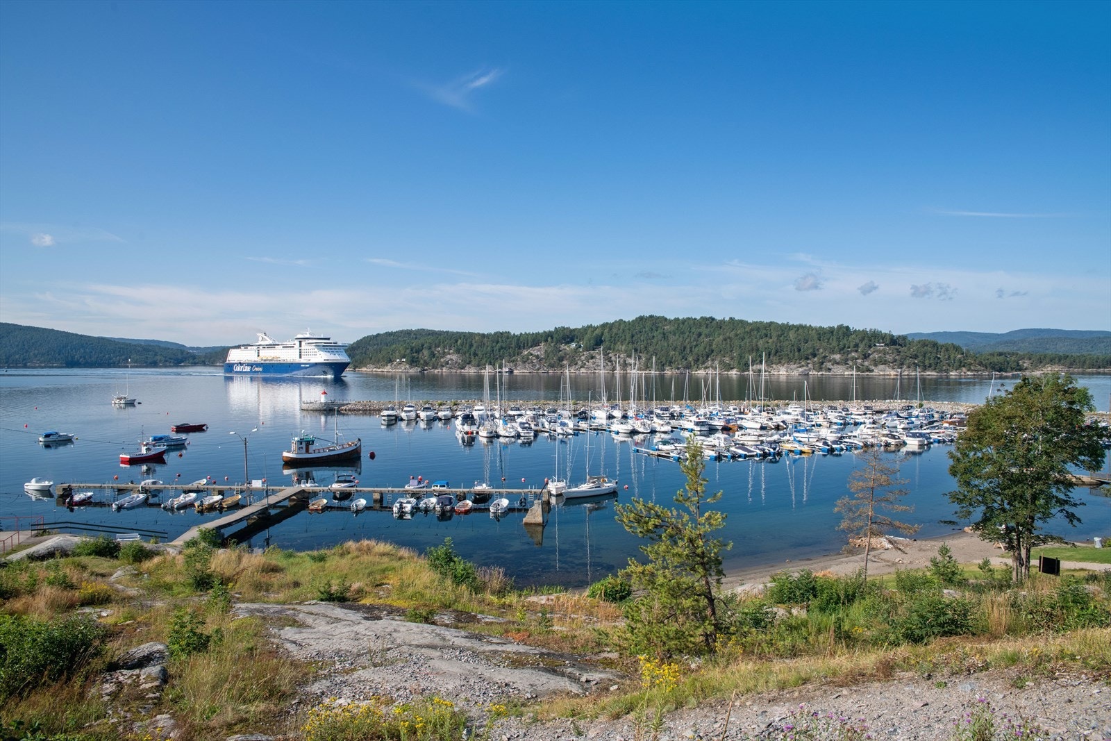 Badestrand og båthavn med fin kveldssol Galleribilde