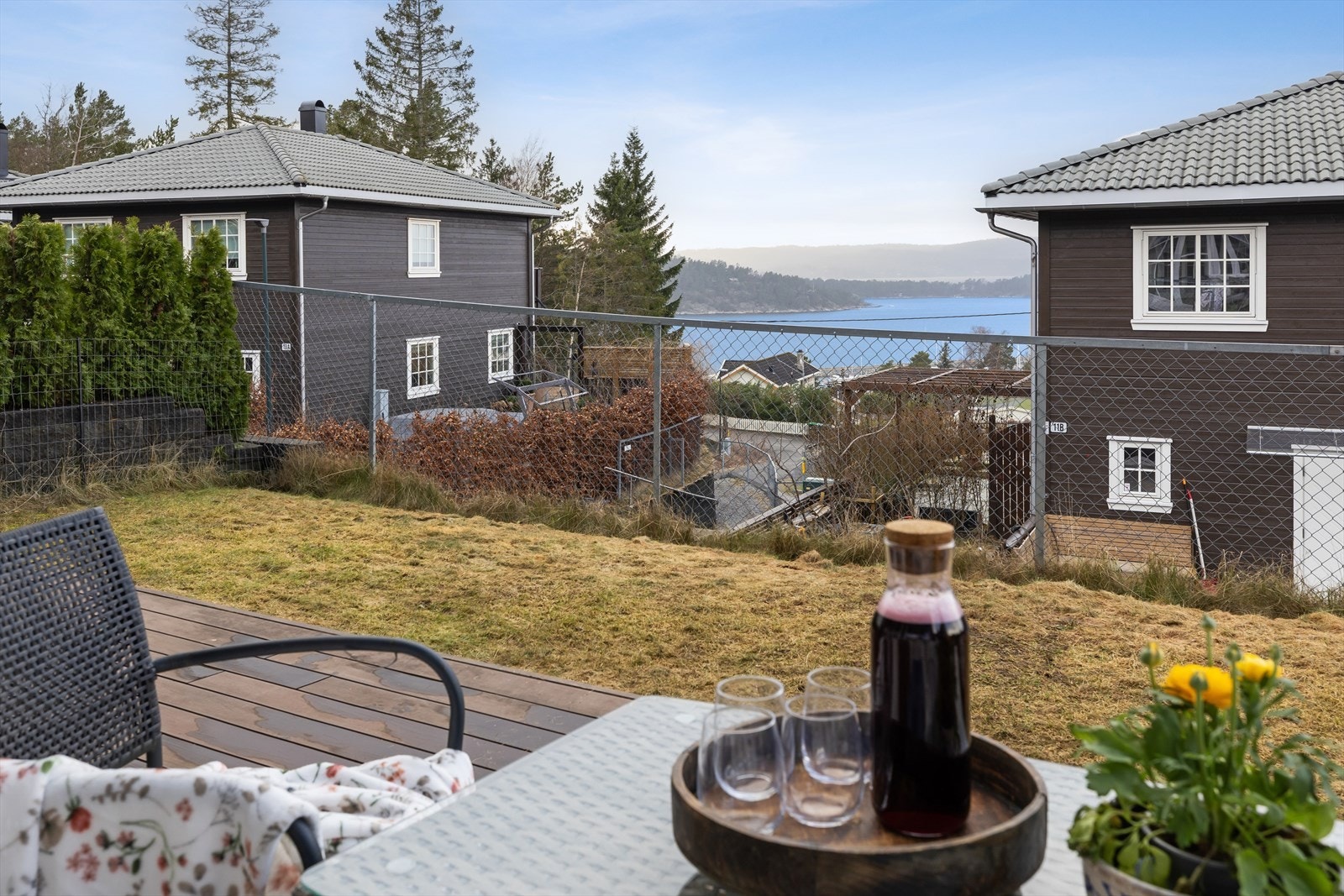 Uteplassen kan enkelt innredes i soner med plass til grill og flere sittegrupper. Galleribilde
