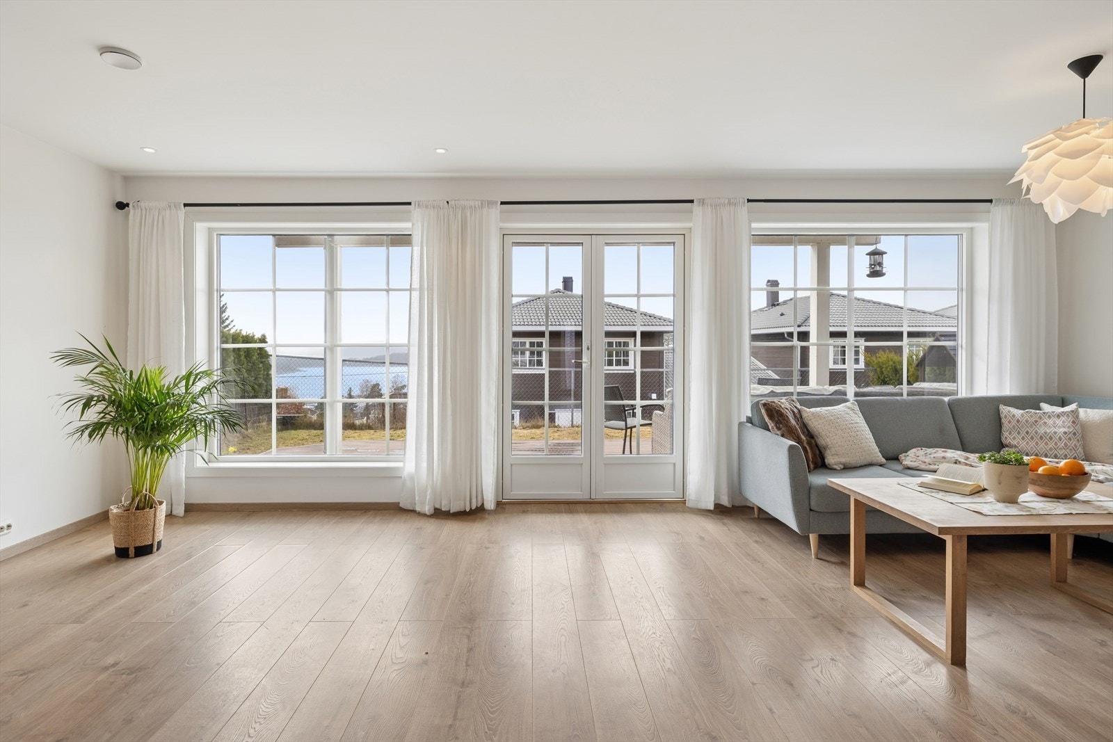 De store vindusflatene, sammen med terrassedøren, sørger for rikelig med naturlig lys og en luftig romfølelse. Galleribilde