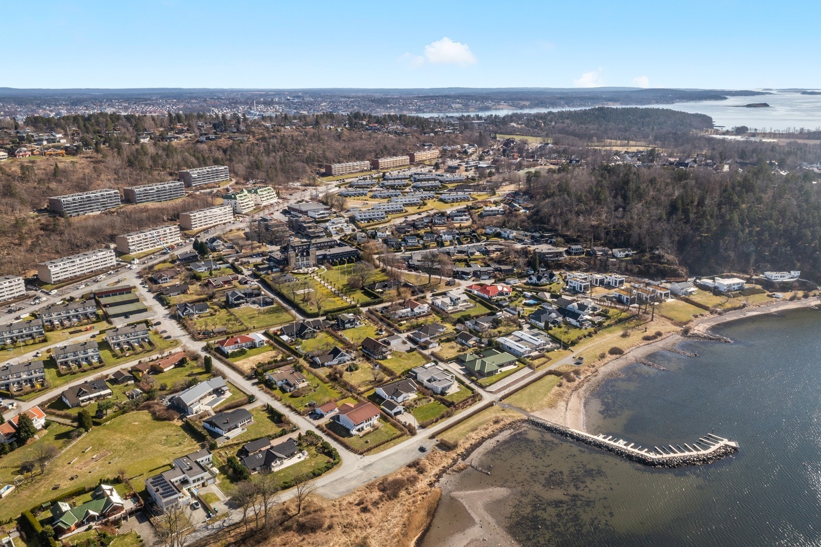 Fra boligen er det kort vei til sjøen, med flotte turområder og badeplasser i nærheten. Galleribilde