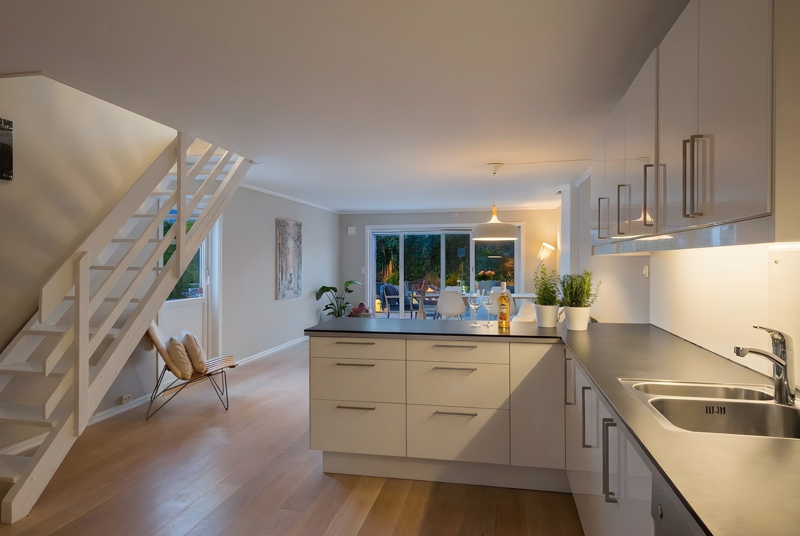 Den åpne trappen i malt tre binder de to etasjene sammen på en elegant måte. Galleribilde